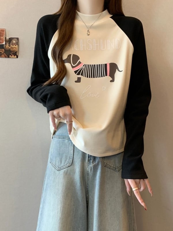 Hosszú ujjú póló fél magas gallérrel, nyomtatott kézzel írt betűk dizájn, raglán ujjak, laza szabás