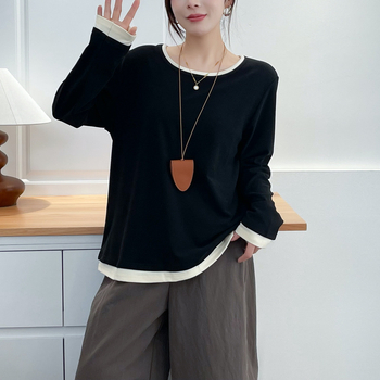 Koreai stílusú lazán szabott hosszú ujjú felső, kontrasztos panelek varrással, poliészter anyag, őszi kollekció 2025, hossz 50–65 cm