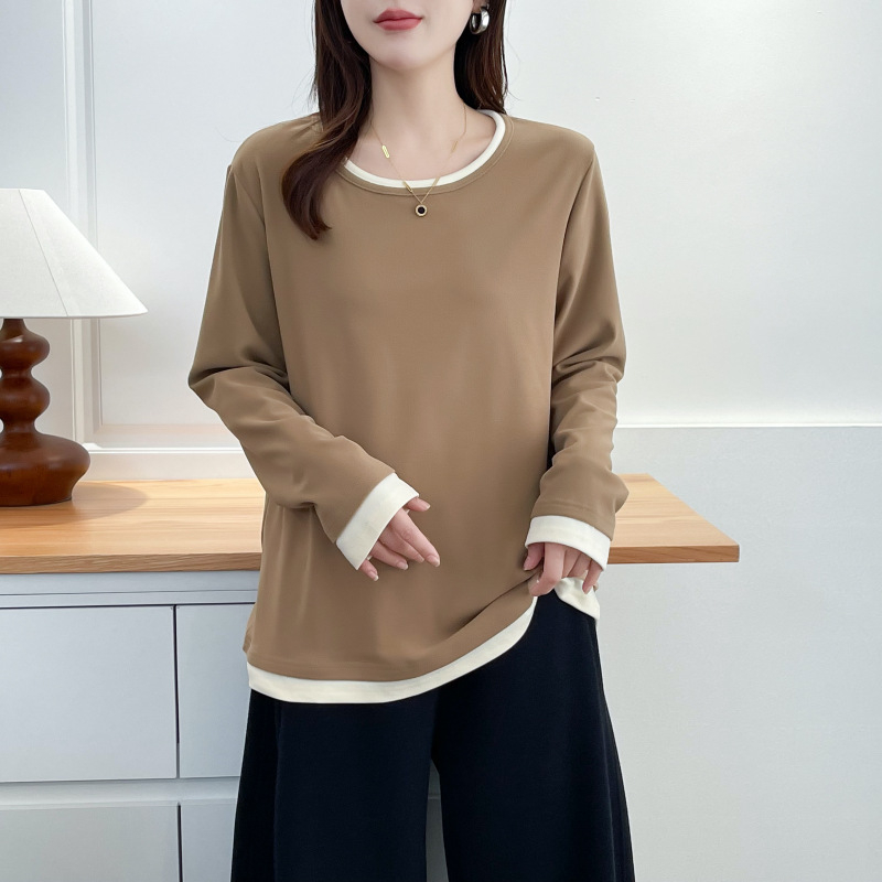 Koreai stílusú lazán szabott hosszú ujjú felső, kontrasztos panelek varrással, poliészter anyag, őszi kollekció 2025, hossz 50–65 cm