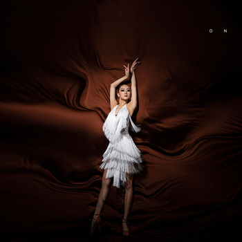 Sieviešu latīņu deju kleita, V kakla izgriezums, atklāts muguras, vairāku slāņu bārkstis (Pavasaris 2025, Tr fabric, PVC, 90–95% saturs)