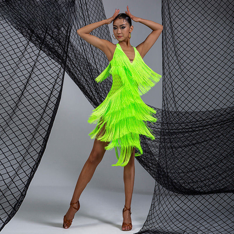 Sieviešu latīņu deju kleita, V kakla izgriezums, atklāts muguras, vairāku slāņu bārkstis (Pavasaris 2025, Tr fabric, PVC, 90–95% saturs)