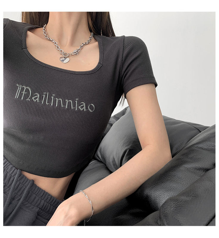 Poliesterska majica s šivanom slovima, slim fit, četvrtasti ovratnik, kratki rukavi, skraćena duljina