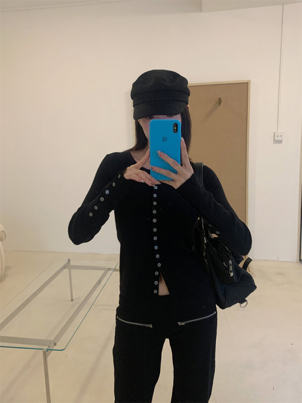 Cardigan tricotat din bumbac pentru femei – 80–90% bumbac, mâneci lungi, fără guler, închidere cu nasturi simple, model solid
