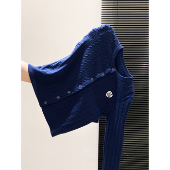 Cardigan tricotat cu broderie inimă și model împletit, material poliester, mâneci lungi, decolteu rotund, lungime obișnuită (închidere cu nasturi pe un singur rând)