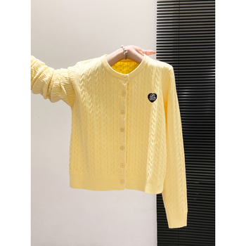 Cardigan tricotat cu broderie inimă și model împletit, material poliester, mâneci lungi, decolteu rotund, lungime obișnuită (închidere cu nasturi pe un singur rând)