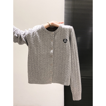 Cardigan tricotat cu broderie inimă și model împletit, material poliester, mâneci lungi, decolteu rotund, lungime obișnuită (închidere cu nasturi pe un singur rând)