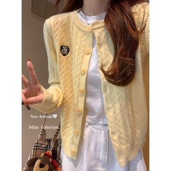 Cardigan tricotat cu broderie inimă și model împletit, material poliester, mâneci lungi, decolteu rotund, lungime obișnuită (închidere cu nasturi pe un singur rând)