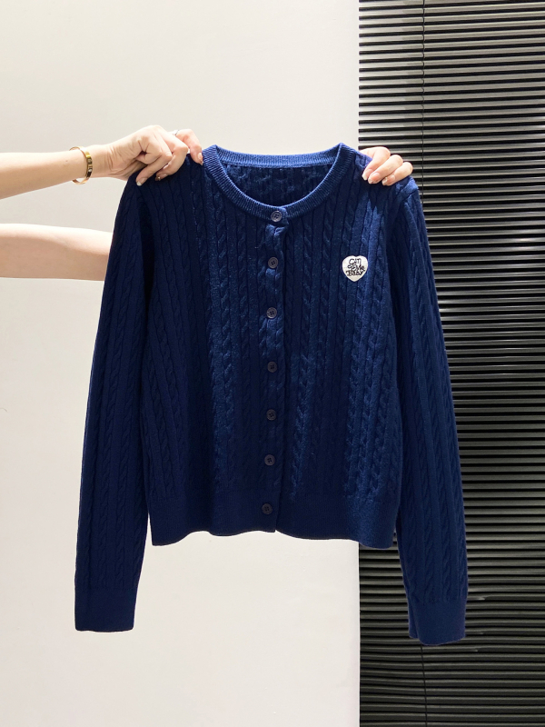 Cardigan tricotat cu broderie inimă și model împletit, material poliester, mâneci lungi, decolteu rotund, lungime obișnuită (închidere cu nasturi pe un singur rând)
