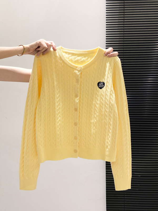 Cardigan tricotat cu broderie inimă și model împletit, material poliester, mâneci lungi, decolteu rotund, lungime obișnuită (închidere cu nasturi pe un singur rând)