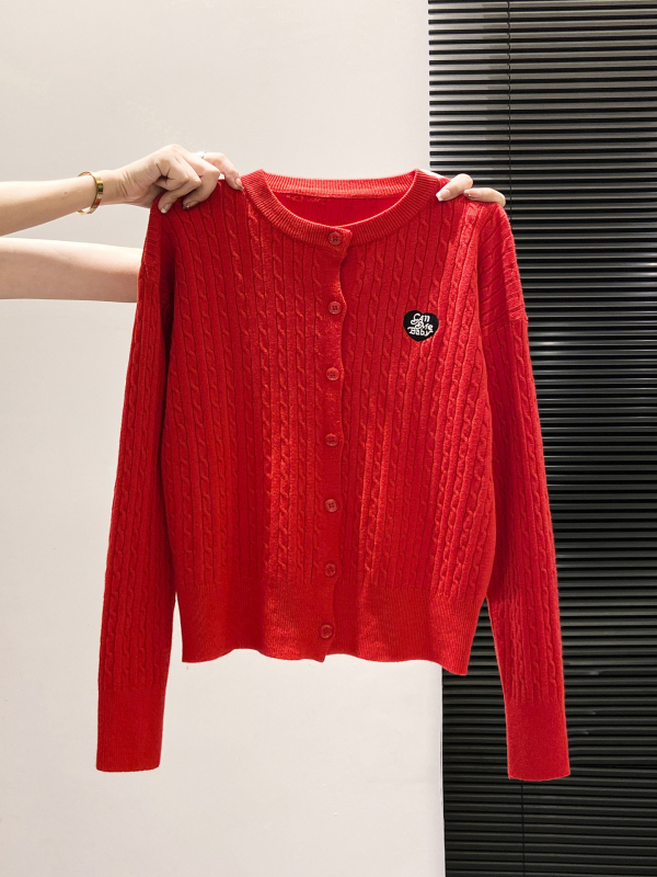 Cardigan tricotat cu broderie inimă și model împletit, material poliester, mâneci lungi, decolteu rotund, lungime obișnuită (închidere cu nasturi pe un singur rând)