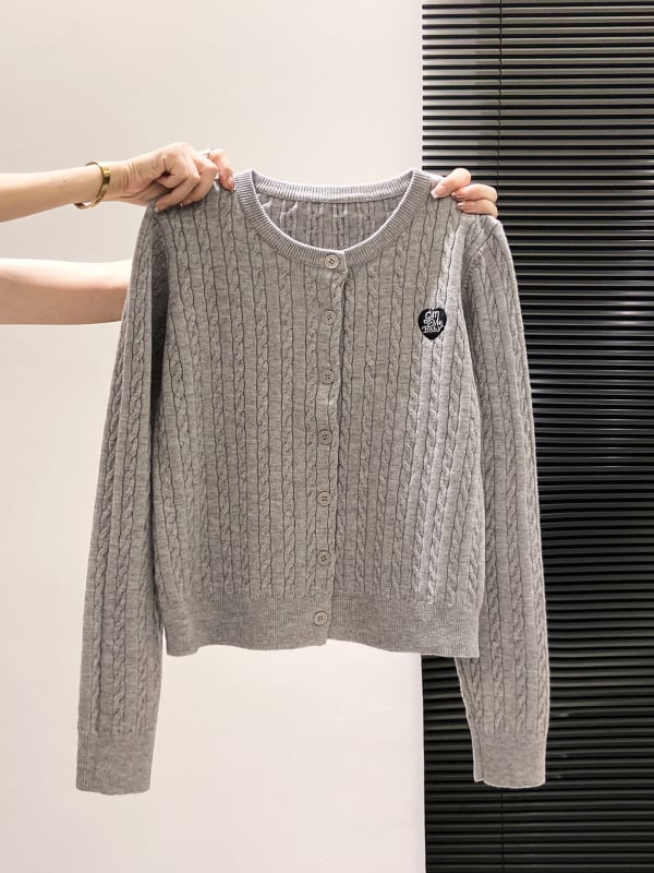 Cardigan tricotat cu broderie inimă și model împletit, material poliester, mâneci lungi, decolteu rotund, lungime obișnuită (închidere cu nasturi pe un singur rând)