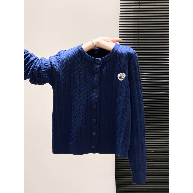Cardigan tricotat cu broderie inimă și model împletit, material poliester, mâneci lungi, decolteu rotund, lungime obișnuită (închidere cu nasturi pe un singur rând)