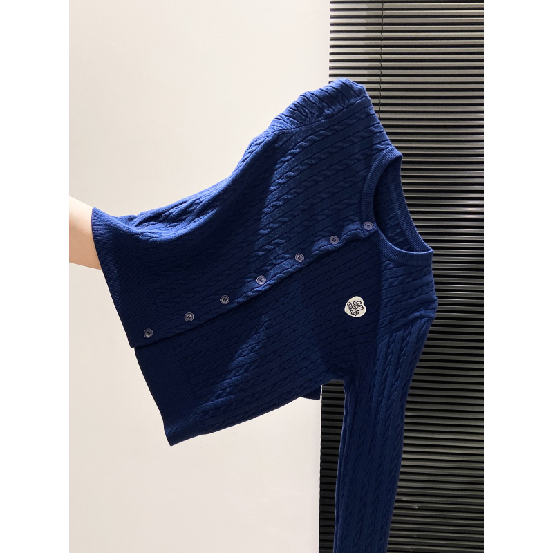 Cardigan tricotat cu broderie inimă și model împletit, material poliester, mâneci lungi, decolteu rotund, lungime obișnuită (închidere cu nasturi pe un singur rând)