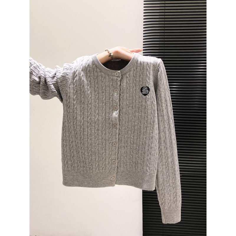 Cardigan tricotat cu broderie inimă și model împletit, material poliester, mâneci lungi, decolteu rotund, lungime obișnuită (închidere cu nasturi pe un singur rând)