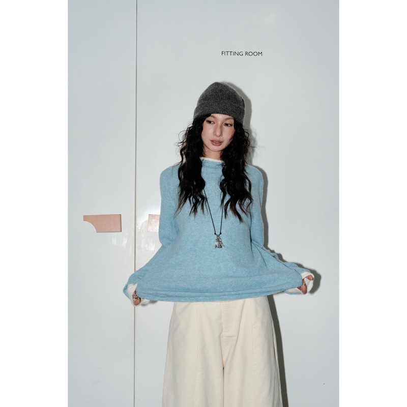 Pulover cu glugă, croială lejeră, design cu panouri contrastante prin cusături, amestec lână și poliester reciclat, tricot simplu, mâneci lungi, guler înalt, iarna 2025