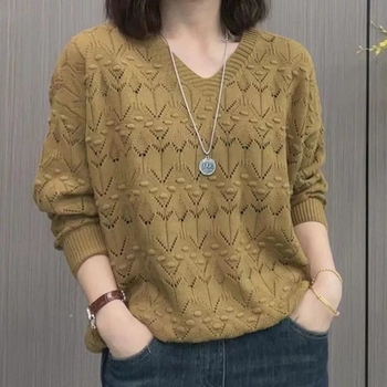 Akrilni pulover s V-izrezom i proreznim uzorkom, kratka duljina 40-50 cm, dugi rukavi, gradski stil