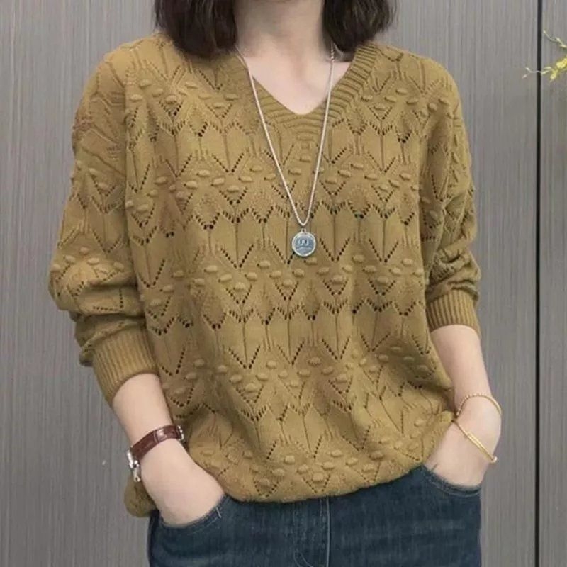 Akrilni pulover s V-izrezom i proreznim uzorkom, kratka duljina 40-50 cm, dugi rukavi, gradski stil