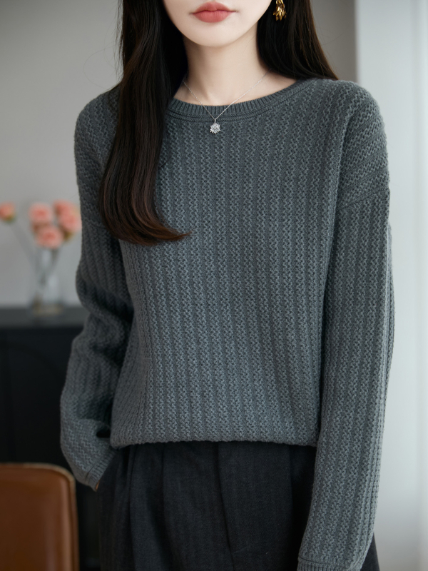 Pulover od 100% pamuka s teškom jacquard pleteninom, debela tkanina, širok kroj, okrugli ovratnik.