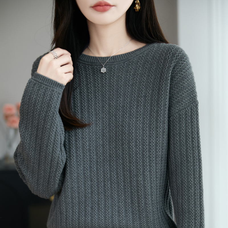 Pulover od 100% pamuka s teškom jacquard pleteninom, debela tkanina, širok kroj, okrugli ovratnik.