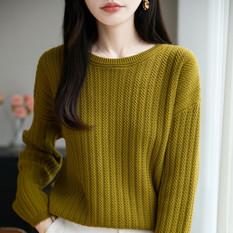 Pulover od 100% pamuka s teškom jacquard pleteninom, debela tkanina, širok kroj, okrugli ovratnik.