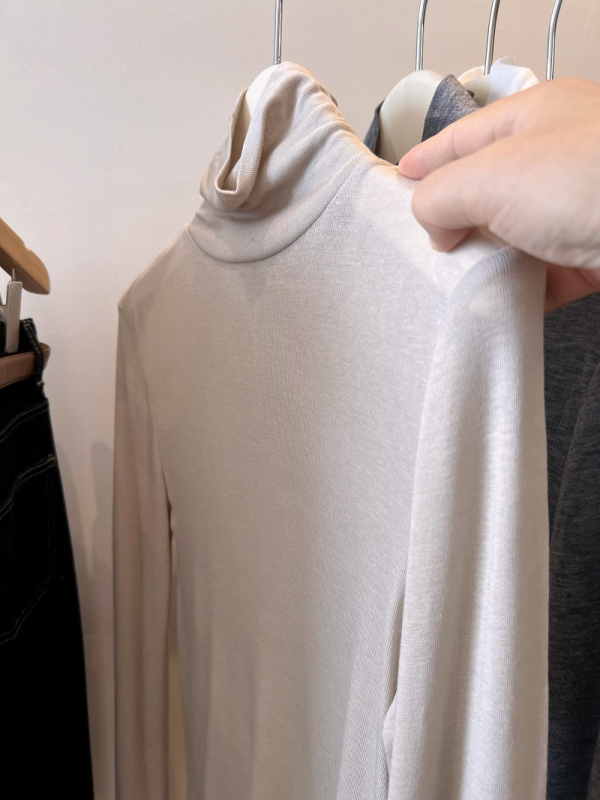 Majica s visokim ovratnikom, slim fit, dugi rukavi, pleteni materijal, jednobojni dizajn