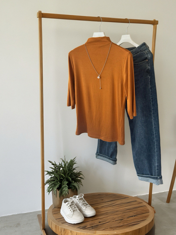 Pleteni top s polovičnim visokim ovratnikom, regularni rukavi, viskoza-elastanska pletenina, glatki uzorak, obična duljina, elegantan gradski stil
