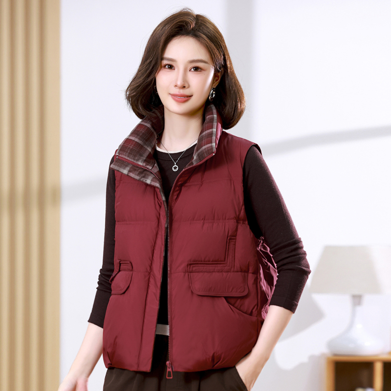Ženski down vest, poliester tkanina, 76–80% bijelog patka downa, zatvarač sprijed, stojeći ovratnik, širok kroj