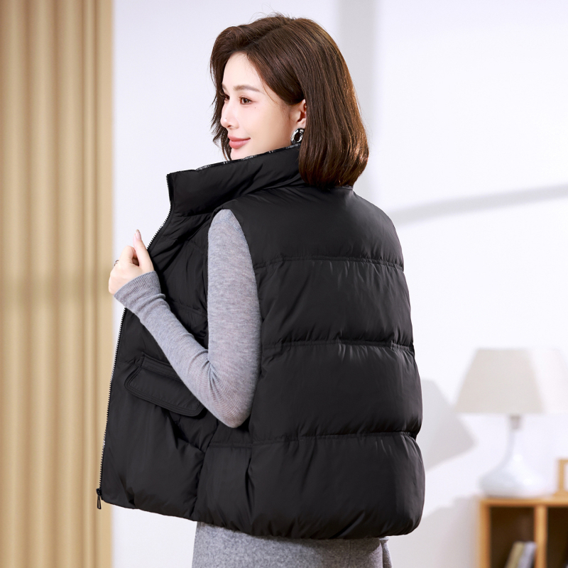 Ženski down vest, poliester tkanina, 76–80% bijelog patka downa, zatvarač sprijed, stojeći ovratnik, širok kroj