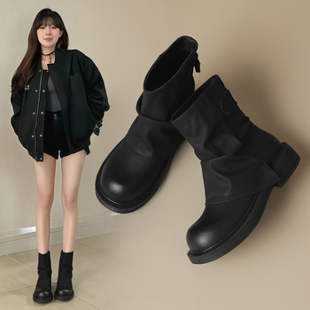 Női Martin csizma PU felsőrész, gumi talppal, középmagas szár, körkörös orr, négyszögletes sarok 3–5 cm