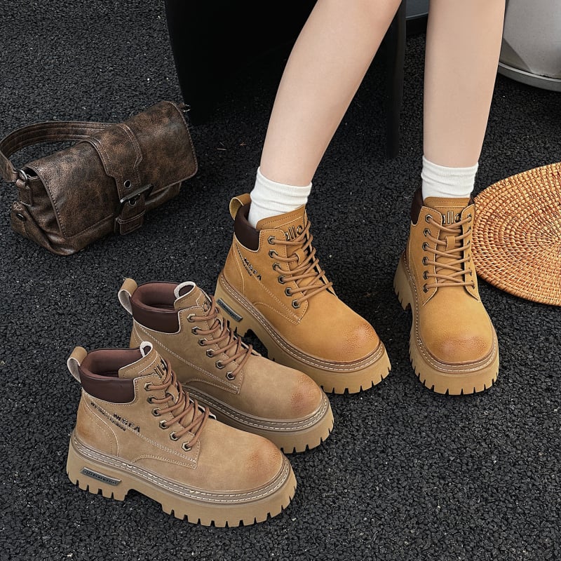 Női Martin csizmák valódi bőrből, középmagas szár, vastag gumitalp, 6–8 cm négyszögletes sarok, elülső fűzőzár