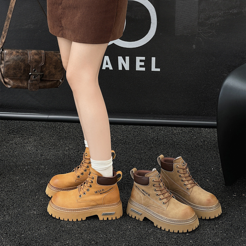 Női Martin csizmák valódi bőrből, középmagas szár, vastag gumitalp, 6–8 cm négyszögletes sarok, elülső fűzőzár