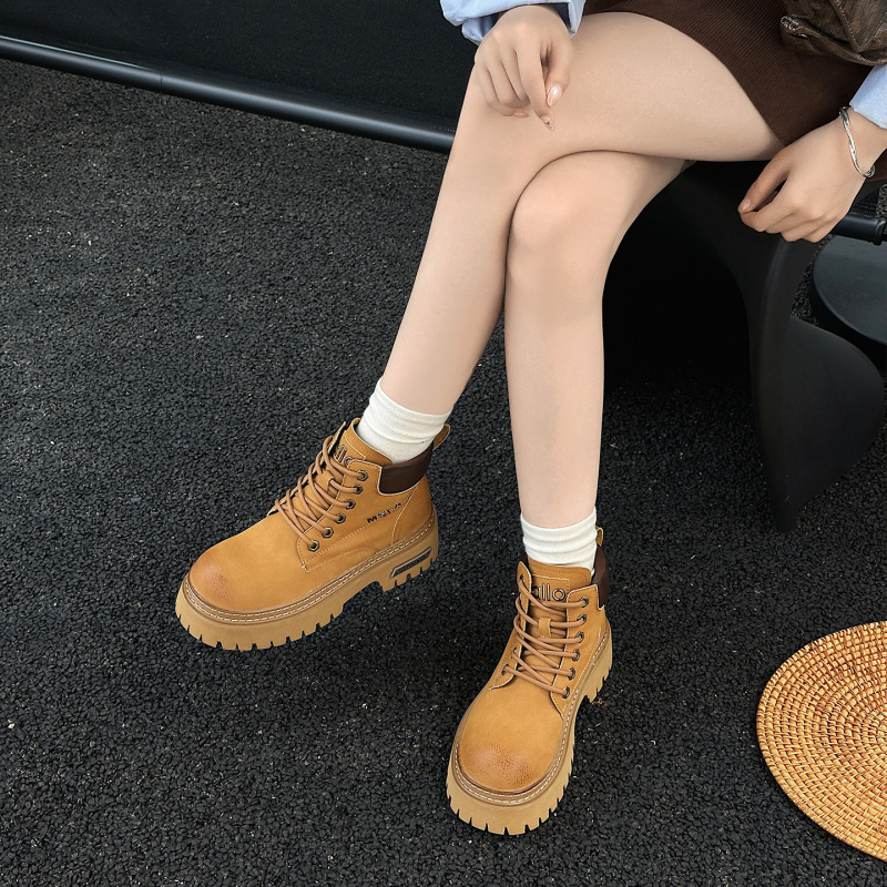 Női Martin csizmák valódi bőrből, középmagas szár, vastag gumitalp, 6–8 cm négyszögletes sarok, elülső fűzőzár