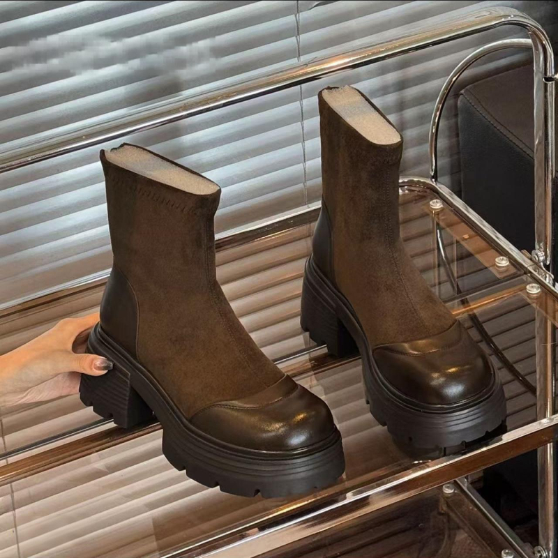 Ženske Martin čizme u retro stilu, velur gornji dio, gumena potplata, stražnji zatvarač, okrugli vrh, srednja visina pete 3–5 cm, za jesen-zimu