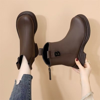 Vīriešu tassel zābaki britu stilā ar PU augšu, gumijas zole, aizmugurē rāvējslēdzējs, vidēja augstuma kājiņa, 3–5 cm papēdis, mikrošķiedras odere, kokvilnas iekšējā zolīte, vulkanizēta zole, vienkrāsains