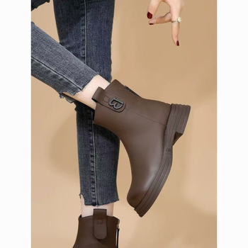 Vīriešu tassel zābaki britu stilā ar PU augšu, gumijas zole, aizmugurē rāvējslēdzējs, vidēja augstuma kājiņa, 3–5 cm papēdis, mikrošķiedras odere, kokvilnas iekšējā zolīte, vulkanizēta zole, vienkrāsains