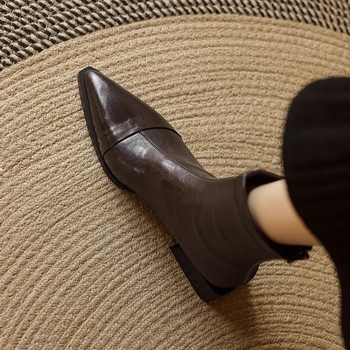 Šaurie zābaki no liellopu ādas ar asas purnu, vidēja auguma papēdis 3–5 cm, aizmugurē rāvējslēdzējs