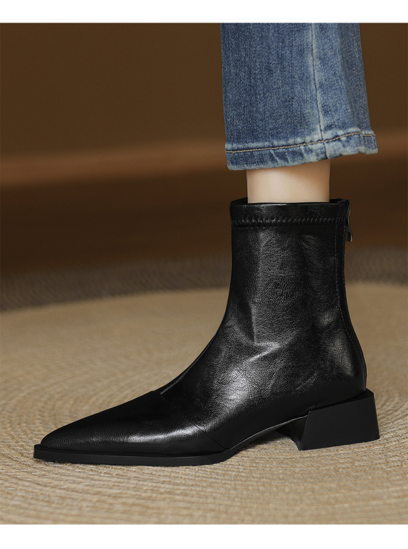 Šaurie zābaki no liellopu ādas ar asas purnu, vidēja auguma papēdis 3–5 cm, aizmugurē rāvējslēdzējs