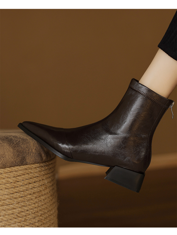 Šaurie zābaki no liellopu ādas ar asas purnu, vidēja auguma papēdis 3–5 cm, aizmugurē rāvējslēdzējs