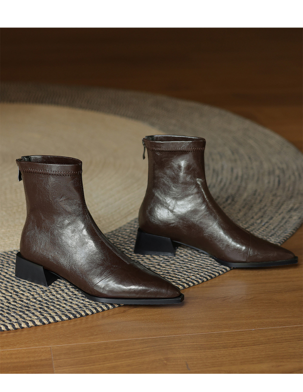 Šaurie zābaki no liellopu ādas ar asas purnu, vidēja auguma papēdis 3–5 cm, aizmugurē rāvējslēdzējs