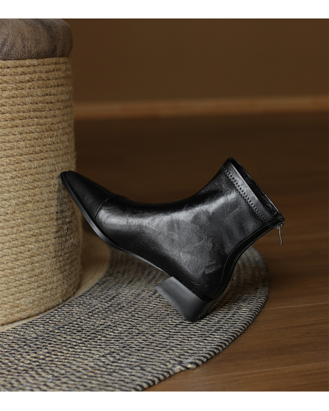 Šaurie zābaki no liellopu ādas ar asas purnu, vidēja auguma papēdis 3–5 cm, aizmugurē rāvējslēdzējs