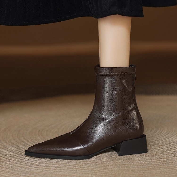 Šaurie zābaki no liellopu ādas ar asas purnu, vidēja auguma papēdis 3–5 cm, aizmugurē rāvējslēdzējs