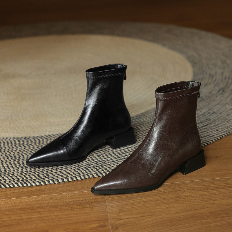 Šaurie zābaki no liellopu ādas ar asas purnu, vidēja auguma papēdis 3–5 cm, aizmugurē rāvējslēdzējs