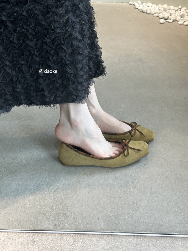 Ženske ravne cipele - nubuk gornji dio, okrugla nosnica, retro stil, niski pet 1-3 cm, zatvaranje kopčom