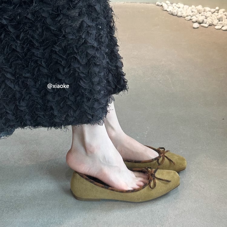 Ženske ravne cipele - nubuk gornji dio, okrugla nosnica, retro stil, niski pet 1-3 cm, zatvaranje kopčom