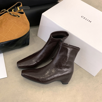 Sieviešu Martin zābaki ar kvadrātveida purnu, biezs zems papēdis 1–3 cm, sānu rāvējslēdzējs, velūra augšdaļa, gumijas zole