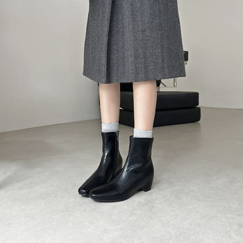 Sieviešu Martin zābaki ar kvadrātveida purnu, biezs zems papēdis 1–3 cm, sānu rāvējslēdzējs, velūra augšdaļa, gumijas zole