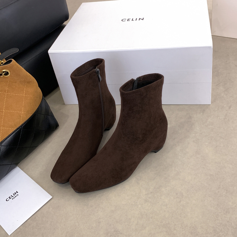 Sieviešu Martin zābaki ar kvadrātveida purnu, biezs zems papēdis 1–3 cm, sānu rāvējslēdzējs, velūra augšdaļa, gumijas zole