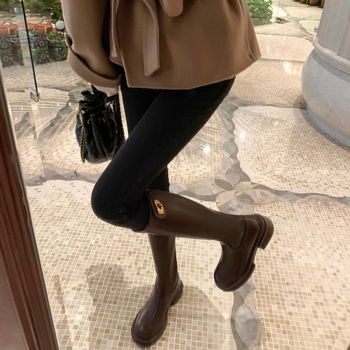 Bruņinieku zābaki sievietēm – augšējā daļa no mikrošķiedras, gumijas zole, apaļa purngala forma, vidēja papēža augstums 3–5 cm, augsts kāja