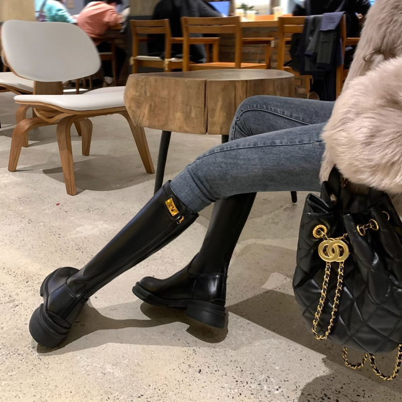 Bruņinieku zābaki sievietēm – augšējā daļa no mikrošķiedras, gumijas zole, apaļa purngala forma, vidēja papēža augstums 3–5 cm, augsts kāja