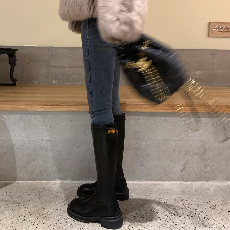 Bruņinieku zābaki sievietēm – augšējā daļa no mikrošķiedras, gumijas zole, apaļa purngala forma, vidēja papēža augstums 3–5 cm, augsts kāja